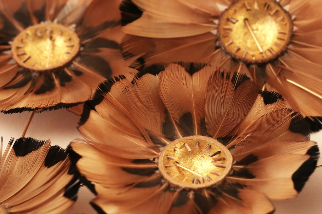 Cupules, plumes de faisan et feuilles d'or