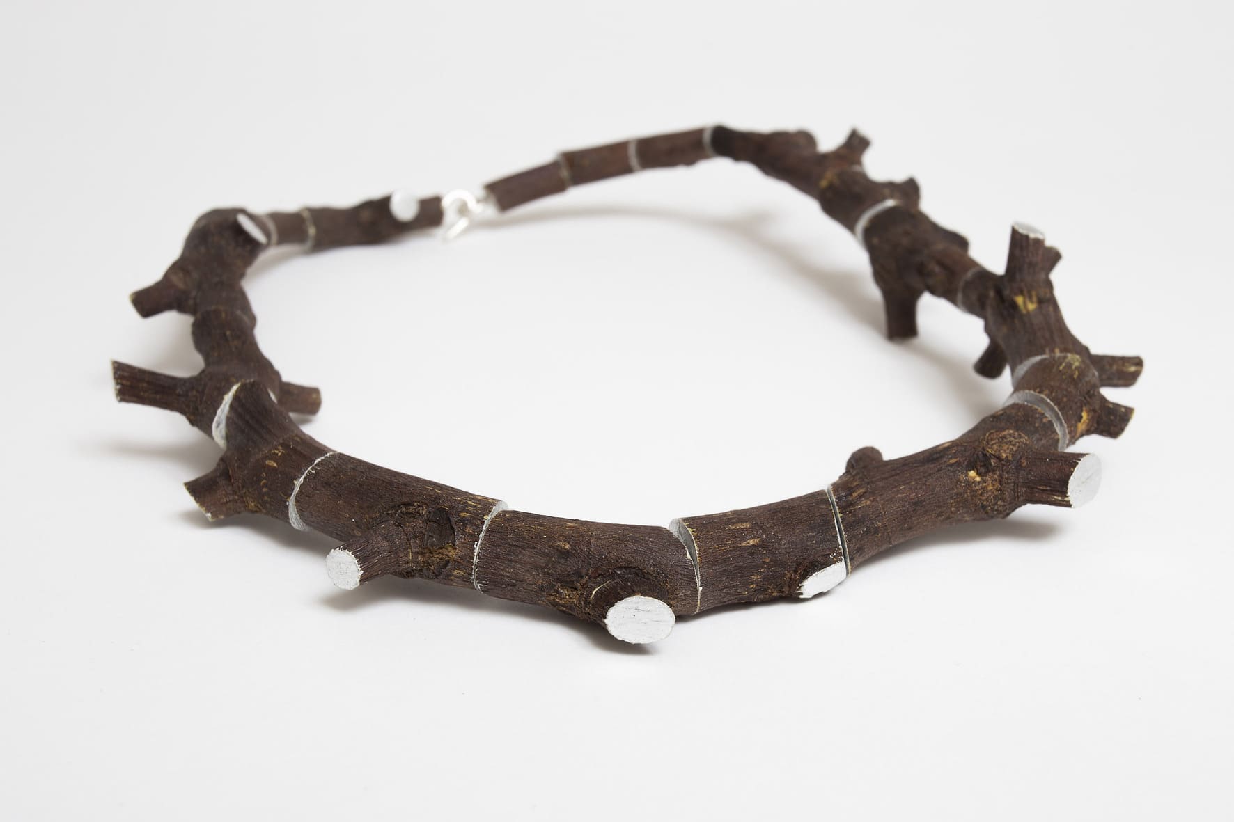 Collier ficus, feuilles en métal précieux sur fond blanc